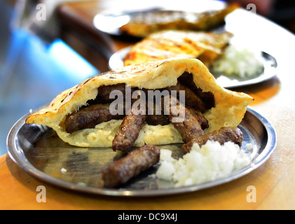 Ćevapčići - UN Kebab viande hachée servie dans un pain pita Somun - Fine est un plat national en Serbie et en Bosnie. Banque D'Images