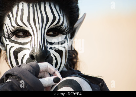 Gros plan d'un visage calme timide femme Zebra. La complexité des effets spéciaux make up est l'œuvre de Rayce Oiseau. Banque D'Images