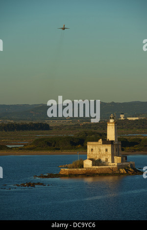 Approche du Port d'Olbia avec le ferry. Phare de Olbia avec avion décollant de l'aéroport d'Olbia Banque D'Images