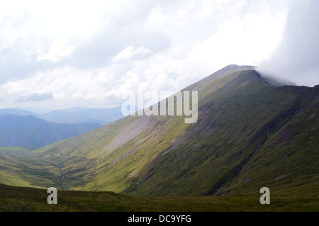 Le Welsh Mountain Elidir Fawr et le glacier de vallée sculptée mcg Dudodyn vu depuis le sentier sur Bwich y Brecan Banque D'Images