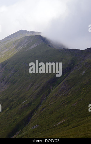 Le Welsh Mountain Elidir Fawr dans la moitié Cloud vu depuis le sentier sur Bwich y Brecan Banque D'Images