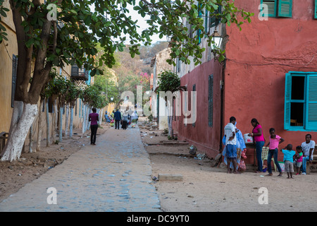 Scène de rue, l'île de Gorée, au Sénégal. Banque D'Images