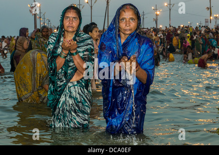 Les femmes prenant un bain dans le Sangam, le confluent des fleuves Ganges, Yamuna et Saraswati, tôt le matin, Kumbha Mela Banque D'Images