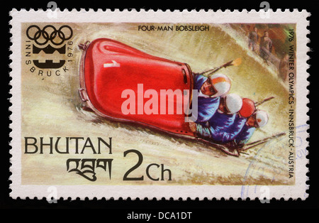 Timbres en Bhoutan montre quatre man bobsleigh aux Jeux Olympiques d'hiver à Innsbruck, vers 1976 Banque D'Images