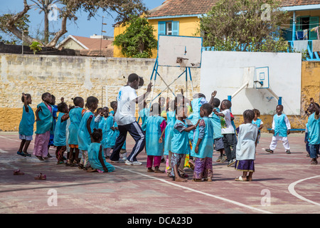 Les enfants de l'école élémentaire dans l'exercice de jeux pour enfants, l'île de Gorée, au Sénégal. Banque D'Images