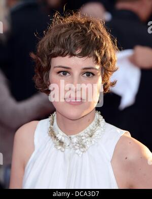 Berlin, Allemagne. Août 13, 2013. L'actrice suisse Carla Juri arrive à la première du film "Feuchtgebiete" ('Wetlands') au Cinestar cinemas à Potsdamer Platz à Berlin, Allemagne, 13 août 2013. Les premières de film dans les salles allemandes le 22 août 2013. Photo : Jens Kalaene/dpa/Alamy Live News Banque D'Images