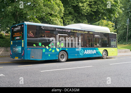 Green transports publics, un bus arriva au gaz vu à Darlington, North East England, UK Banque D'Images