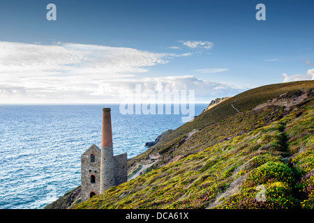La côte de St Agnes à Cornwall avec la papule Coates tin mine perchée sur le bord de la falaise. Banque D'Images