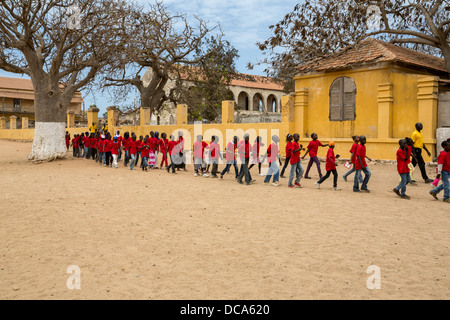 Les enfants de l'école de visiter l'île de Gorée, au Sénégal. Banque D'Images