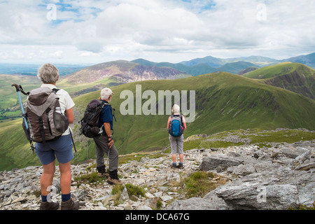 Trois randonneurs à la vue au nord-est de Craig mcg sur Silyn Nantlle ridge à pied dans les montagnes du Parc National de Snowdonia en été. Le Nord du Pays de Galles, Royaume-Uni Banque D'Images