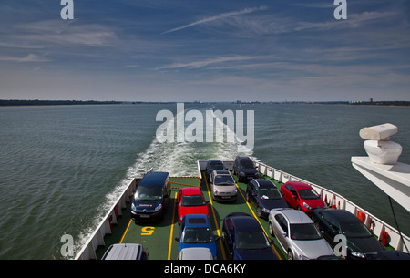 À bord du ferry Red Funnel Red Osprey sur Southampton Water de Southampton à Cowes (île de Wight, Hampshire, Angleterre Banque D'Images