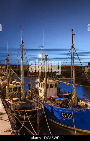 Deux bateaux de pêche traditionnels reste dans le port de Balbriggan, avant de sortir sur la journée de pêche. Banque D'Images