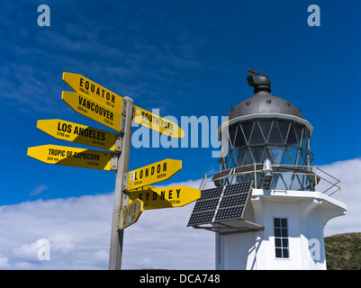 dh Phare CAPE REINGA NOUVELLE-ZÉLANDE feu de signalisation international panneau mondial de panneaux solaires de la tour Banque D'Images