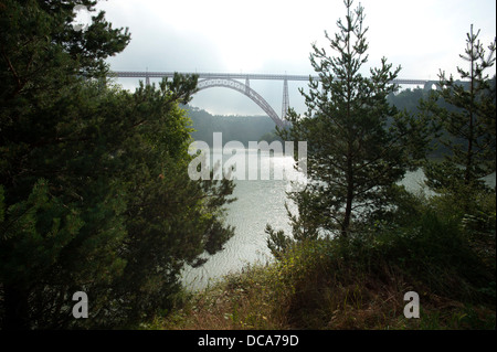 Le Viaduc de Garabit (Viaduc de Garabit en français) est un pont ferroviaire enjambant la rivière Truyère près de Ruynes-en-Margeride Banque D'Images