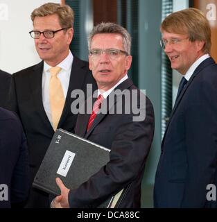 Berlin, Allemagne. 14Th Aug 2013. Le ministre des Affaires étrangères allemand Guido Westerwelle (L-R), le ministre de la Défense Thomas de Maizière et Chef du personnel Ronald Díaz arriver avant le début de la réunion du Conseil des ministres à la chancellerie allemande à Berlin, Allemagne, 14 août 2013. Photo : Tim Brakemeier/dpa/Alamy Live News Banque D'Images