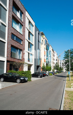 Que vous recherchiez un moderne dans des maisons de quartier de Mitte à Berlin Allemagne Banque D'Images