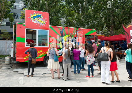 Les gens faire la queue à un vendeur alimentaire mobile, Montréal. Banque D'Images