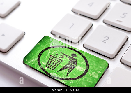 Green bouton corbeille sur clavier blanc Banque D'Images