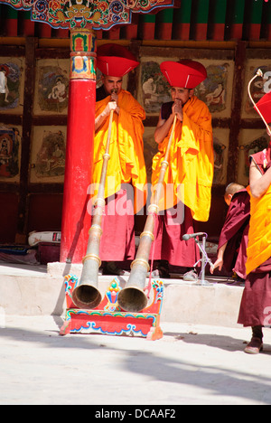 Deux moines sont à l'instrument traditionnel au festival Hemis Banque D'Images