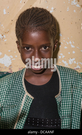 Jeune fille sénégalaise, l'île de Gorée, au Sénégal. Banque D'Images