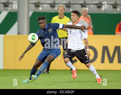 Leonardo Bittencourt (R) de l'Allemagne et Samuel Umtiti (L) de la France vie de la balle pendant les moins de 21 ans match de football amical entre l'Allemagne et la France au MAGE SOLAR Stadium à Freiburg, Allemagne, 13 août 2013. Photo : Patrick Seeger/dpa Banque D'Images