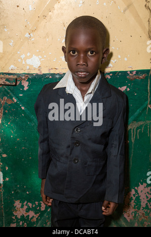 Jeune garçon sénégalais dans un costume, l'île de Gorée, au Sénégal. Banque D'Images