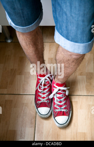 L'homme en jeans Fashion et Red Sneakers Banque D'Images