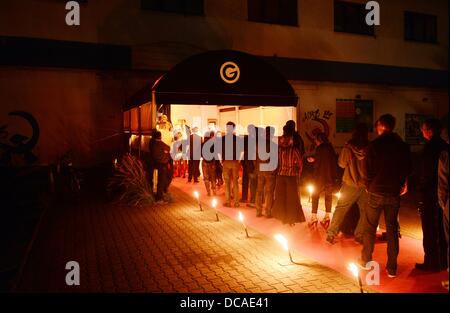 Berlin, Allemagne. Août 13, 2013. Les clients arrivent à l'after party pour la première du film "Feuchtgebiete" ('Wetlands') au Club Gretchen à Berlin, Allemagne, 13 août 2013. Les premières de film dans les salles allemandes le 22 août 2013. Photo : Jens Kalaene/dpa/Alamy Live News Banque D'Images