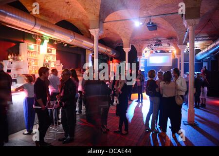 Berlin, Allemagne. Août 13, 2013. Les gens assistent à l'after party pour la première du film "Feuchtgebiete" ('Wetlands') au Club Gretchen à Berlin, Allemagne, 13 août 2013. Les premières de film dans les salles allemandes le 22 août 2013. Photo : Jens Kalaene/dpa/Alamy Live News Banque D'Images