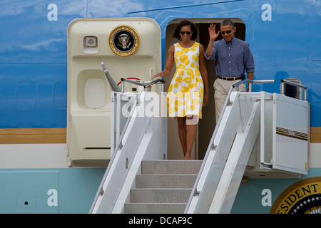 Le président Barack Obama visite d'une base commune sur Cape Cod 10 Août, 2013. Le président Obama s'est posé sur l'Air Force One et a pris quelques instants pour dire bonjour aux invités en attente de son arrivée avant de monter à bord d'un marin. Le président Obama et sa famille se rendaient à Ma Banque D'Images