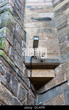 Une caméra de vidéosurveillance sur les murs médiévaux de la prison de Lancaster, au Royaume-Uni. La prison a fermé ses portes en 2011 et certaines parties sont maintenant ouvertes au public lors de visites guidées Banque D'Images