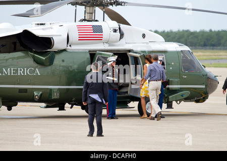 Le président Barack Obama visite Joint Base Cape Cod le 10 août 2013. Le président Obama s'est posé sur l'Air Force One et a pris quelques instants pour dire bonjour aux invités en attente de son arrivée avant de monter à bord d'un marin. Le président Obama et sa famille se rendaient à Banque D'Images