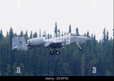 Un A-10 Thunderbolt II attribué à 122e Escadre de chasse, 163e Escadron de chasse, Fort Wayne, Ind., prend son envol au cours de Red Flag Alaska 13-3, Août 12, 2013, Eielson Air Force Base, en Alaska. En général, UN-RF mène deux scénarios de combat chaque jour ; les scénarios Banque D'Images