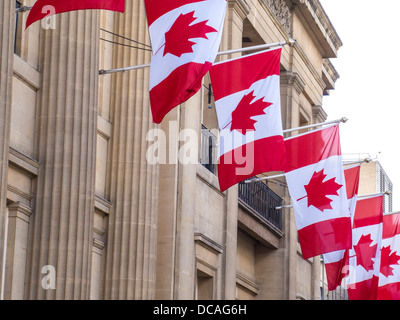 Des drapeaux canadiens à l'extérieur du Haut-commissariat du Canada à Londres Banque D'Images