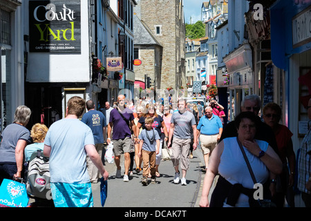 Les vacanciers de marcher dans les rue avant de Looe, à Cornwall. Banque D'Images