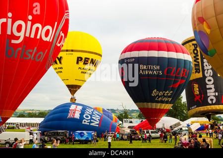 Bristol, Royaume-Uni, 10 août 2013, une sélection de ballons gonfler et se préparer pour soulever à la 35e Bristol Balloon Fiesta Banque D'Images