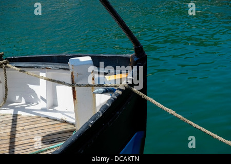 La proue du bateau de pêche amarré à Looe. Banque D'Images