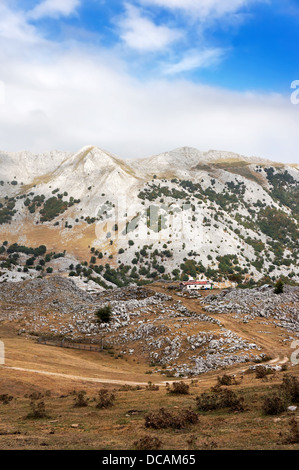 Une maison à Aizkorri parc naturel, en Pays Basque. Banque D'Images