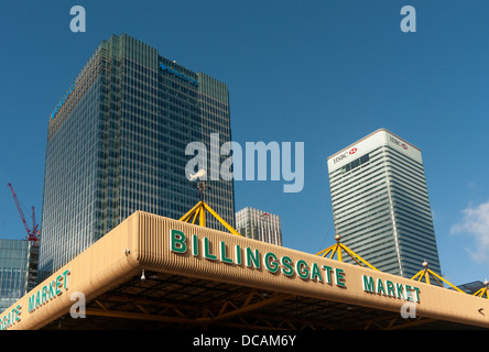 Avec un marché de Billingsgate Churchill Place et 8 bâtiments Canada Square, Canary Wharf, Isle of Dogs, London, England, UK Banque D'Images