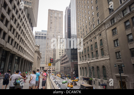 Les immeubles de bureaux dans l'Est de Midtown Manhattan à New York sont vus au cours de l'été rue le samedi, 10 août 2013. Banque D'Images