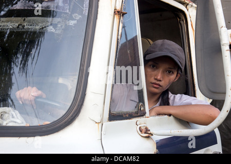 Femme chauffeur de camion dans la voiture Banque D'Images