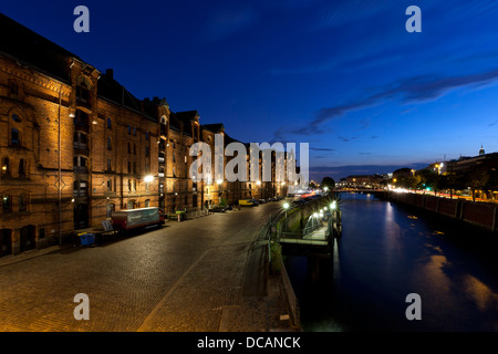 Quartier Speicherstadt Hamburg, historique des entrepôts à l'arrière-port (Binnenhafen) dans la nuit Banque D'Images