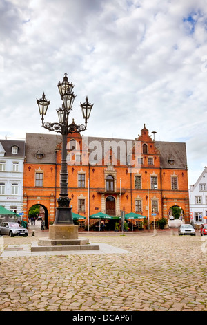 Hôtel de ville historique à Glückstadt avec Old street light en premier plan Banque D'Images