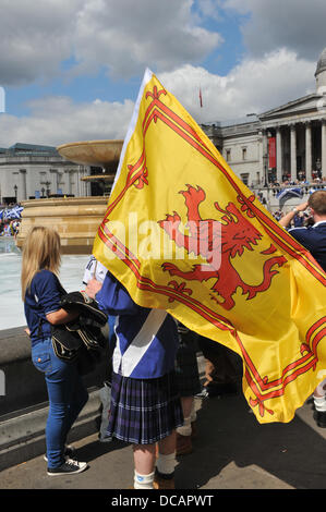 Trafalgar Square, Londres, Royaume-Uni. 14 août 2013. Drapeaux et des kilts que l'Écosse fans assembler avant tonights friendly avec l'Angleterre à Wembley. Matthieu Chattle/Alamy Live News Banque D'Images