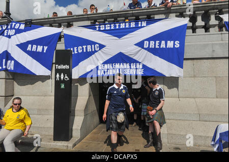 Trafalgar Square, Londres, Royaume-Uni. 14 août 2013. Drapeaux partout que l'Écosse fans assembler avant tonights friendly avec l'Angleterre à Wembley. Matthieu Chattle/Alamy Live News Banque D'Images