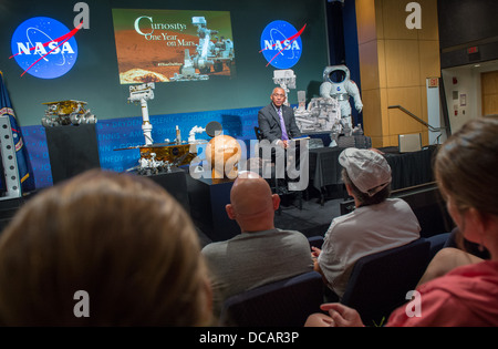 La NASA célèbre le premier anniversaire de l'atterrissage réussi du Rover Curiosity sur mars, marquant une étape importante dans la mission du mars Science Laboratory (MSL). Curiosity a exploré la surface martienne, mené des expériences et renvoyé des données précieuses à la Terre. Banque D'Images