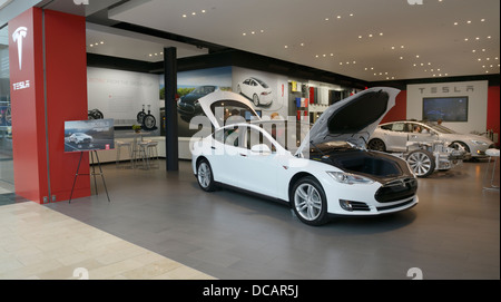 La voiture électrique Tesla (store) dans un centre commercial, NJ, USA avec la Model S sedan sur l'affichage Banque D'Images