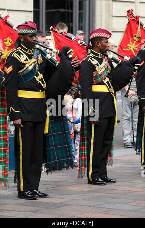 Buchanan Street, centre-ville de Glasgow, Écosse, Royaume-Uni, mercredi 14 août 2013. Le Royal Guard of Oman Pipe Band joue à Piping Live!, le Glasgow International Piping Festival, un événement qui célèbre son 10e anniversaire. Le Championnat du monde de groupes de tubes a lieu à Glasgow les samedi et dimanche 17 et 18 août 2013. Banque D'Images