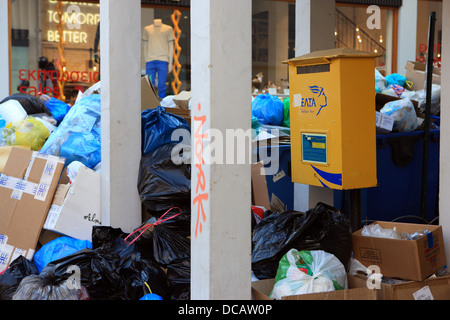 Des tas de détritus dans les rues de la ville de Corfou pendant la grève en raison d'hommes bin réductions conseil Banque D'Images