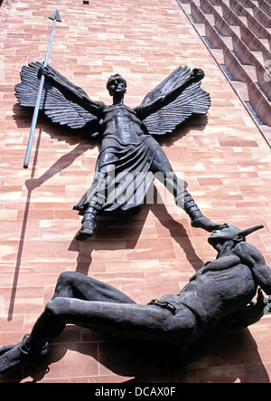 Bronze sculptures de Michel et le Diable, la "nouvelle" Cathédrale de Coventry, Coventry, West Midlands, England, Europe de l'Ouest. Banque D'Images